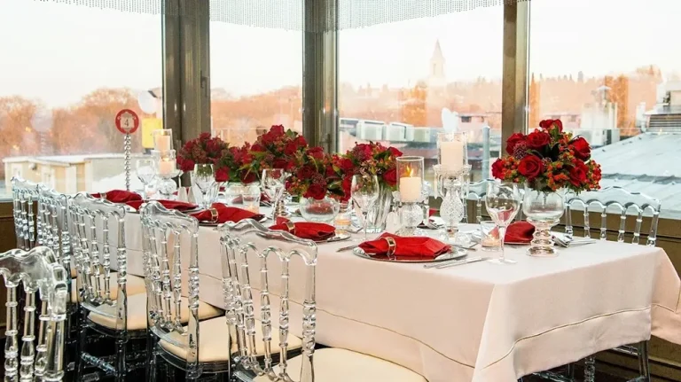 Boğaz manzaralı teras restoranda kırmızı gül süslemeli davet masası