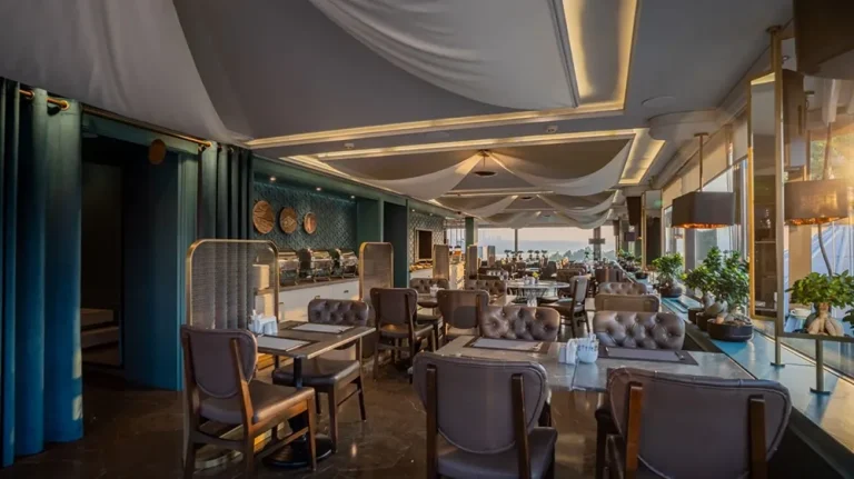 Grup yemeklerine hazırlanmış restoran salonu ve açık büfe
