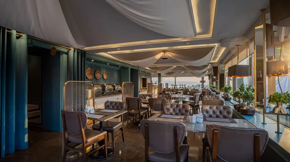 Grup yemeklerine hazırlanmış restoran salonu ve açık büfe