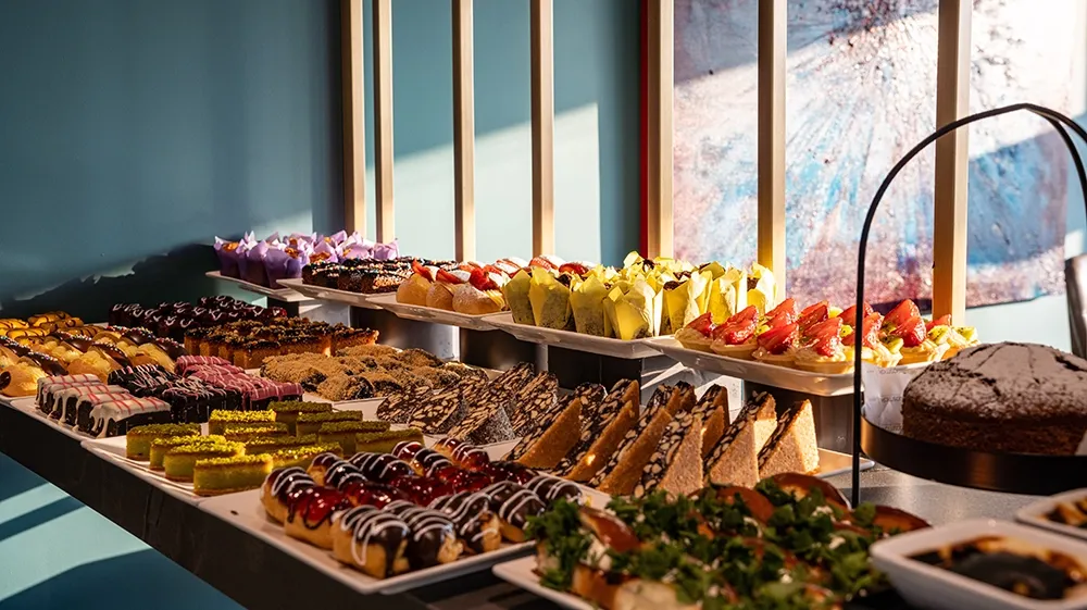 Catering servisi için hazırlanmış tatlı ve pasta büfesi