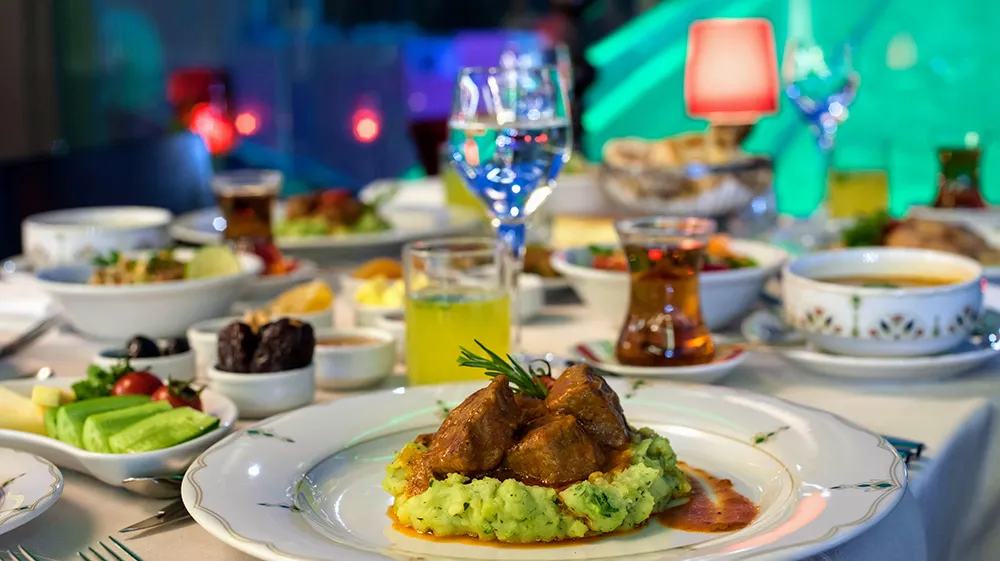 Olive Anatolian sofrasında mezeler, çorbalar ve ana yemek