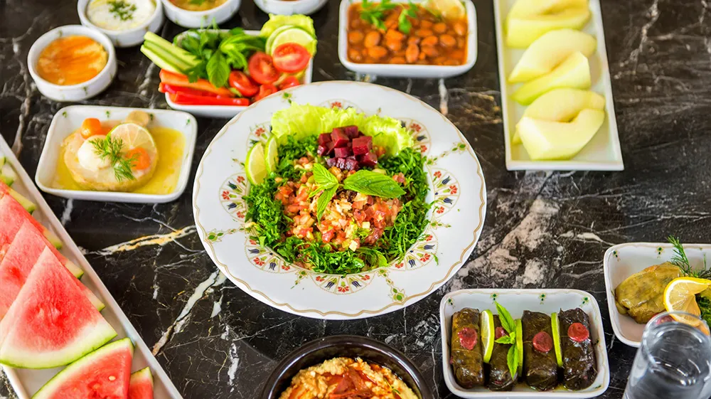 Zeytinyağlı yaprak sarma, otlu salata, pancar, barbunya ve mevsim meyveleri — vegan menüden