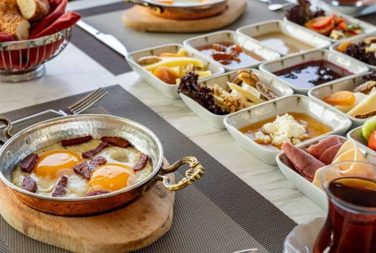 Serpme kahvaltı sofrası