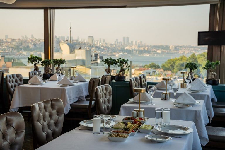 Teras salonunda hazırlanmış masalar