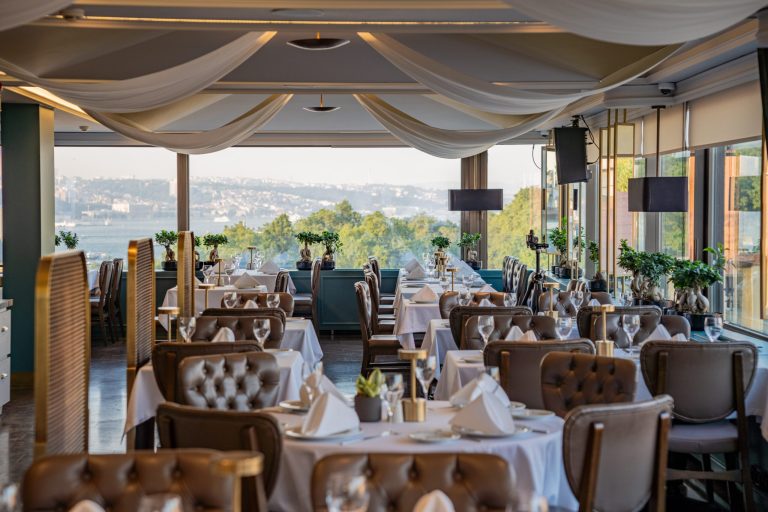Teras salonu ve şehir manzarası