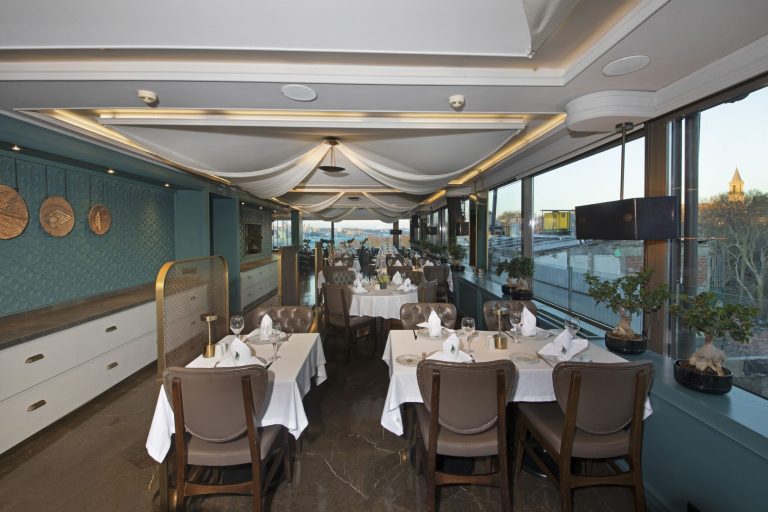Restoran salonu ve pencere kenarı oturma düzeni