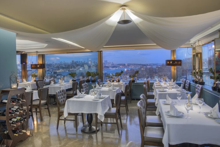 Pencere kenarı masa düzeni