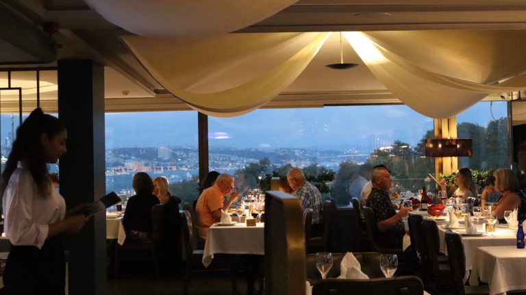 Restoran salonu ve masa düzeni